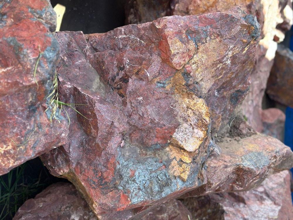 Камни для ландшафтного дизайна красно-фиолетовые 10-60 килограмм купить в Катав-Ивановске