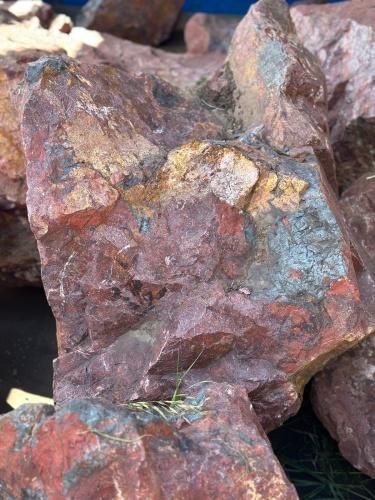 Камни для ландшафтного дизайна красно-фиолетовые 10-60 килограмм купить в Катав-Ивановске