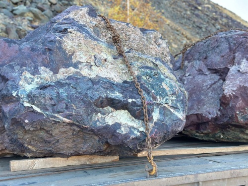 Огромные красно-фиолетовые валуны для ландшафтного дизайна весом более 5 тонн купить в Катав-Ивановске