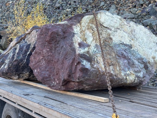 Огромные красно-фиолетовые валуны для ландшафтного дизайна весом более 5 тонн купить в Катав-Ивановске