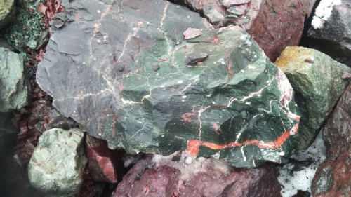 Гигантские зелёные валуны для ландшафтного дизайна весом более 5 тонн купить в Катав-Ивановске