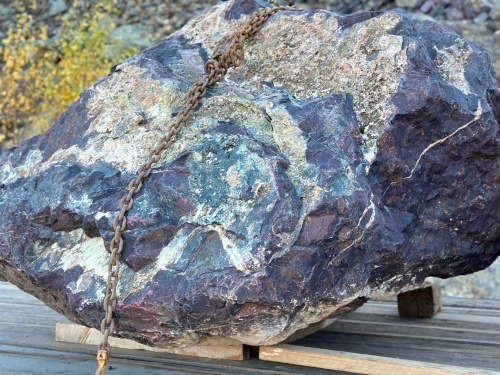 Огромные красно-фиолетовые валуны для ландшафтного дизайна весом более 5 тонн купить в Катав-Ивановске