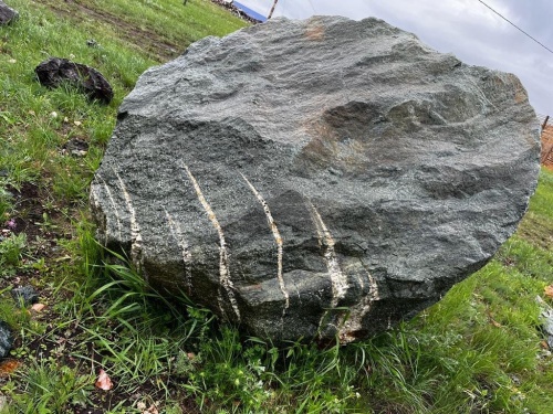 Гигантские зелёные валуны для ландшафтного дизайна весом более 5 тонн купить в Катав-Ивановске