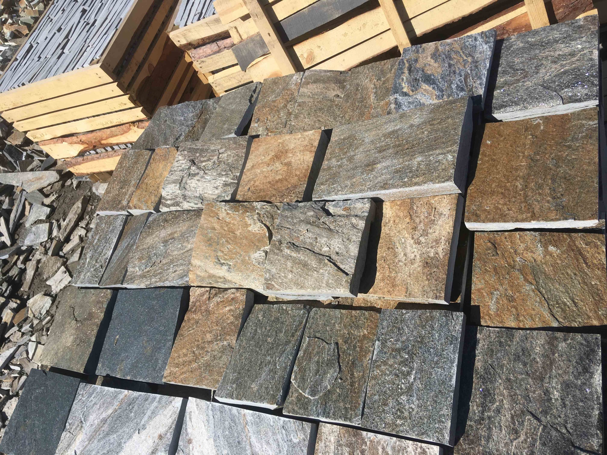 Плитка пилёная златолит Уральский для цоколя, отмостки купить в Катав-Ивановске