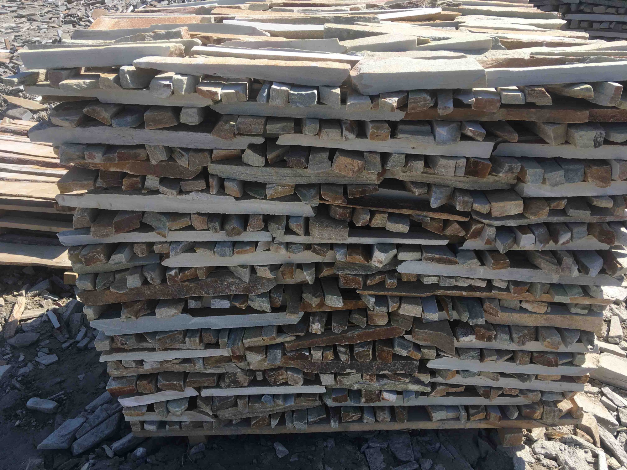 Горбушка златолит золотистый для облицовки купить в Катав-Ивановске