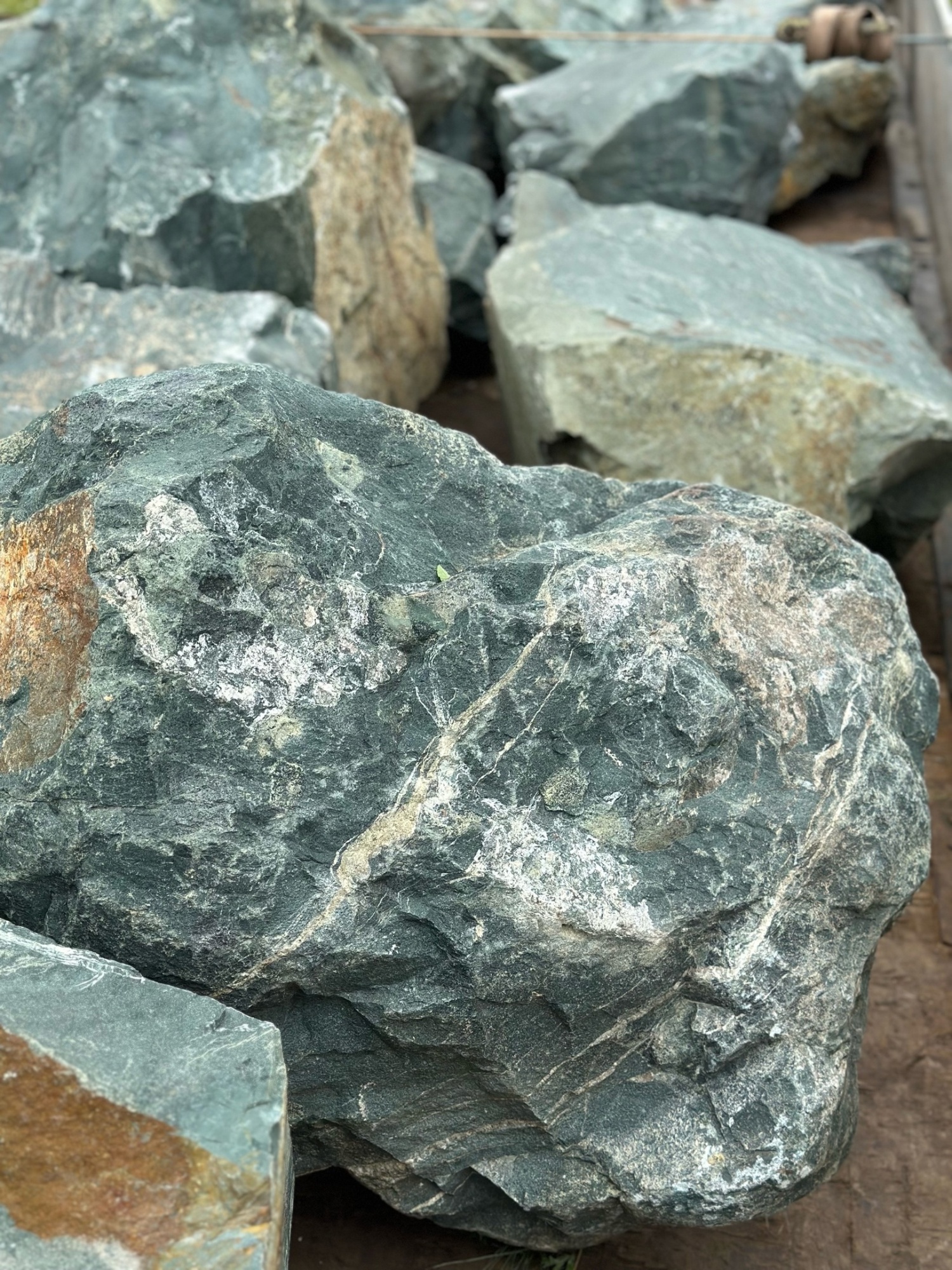 Камни для ландшафтного дизайна зелёные 10-60 килограмм купить в Катав-Ивановске