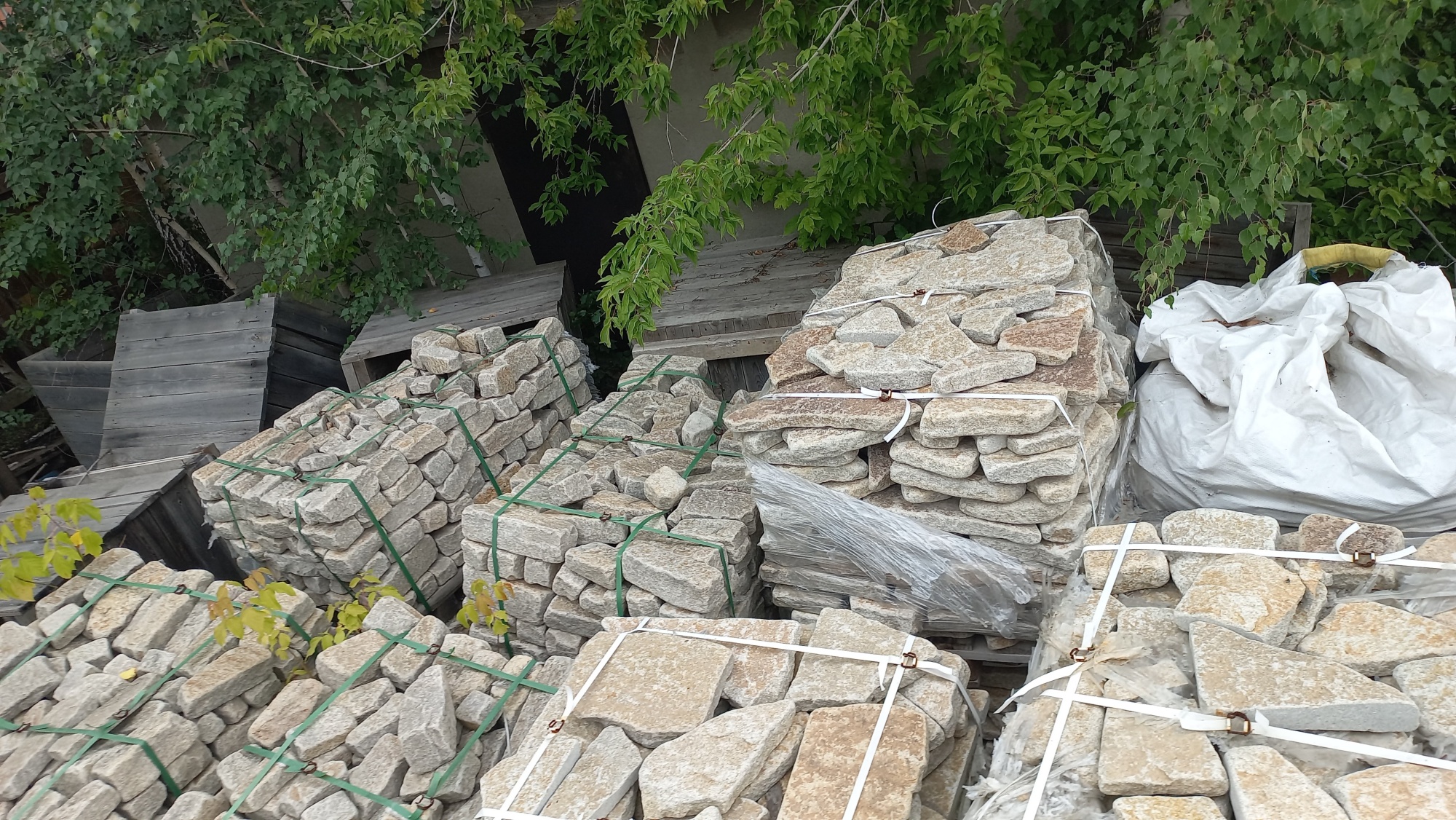 Плитняк гранитный галтованный купить в Катав-Ивановске