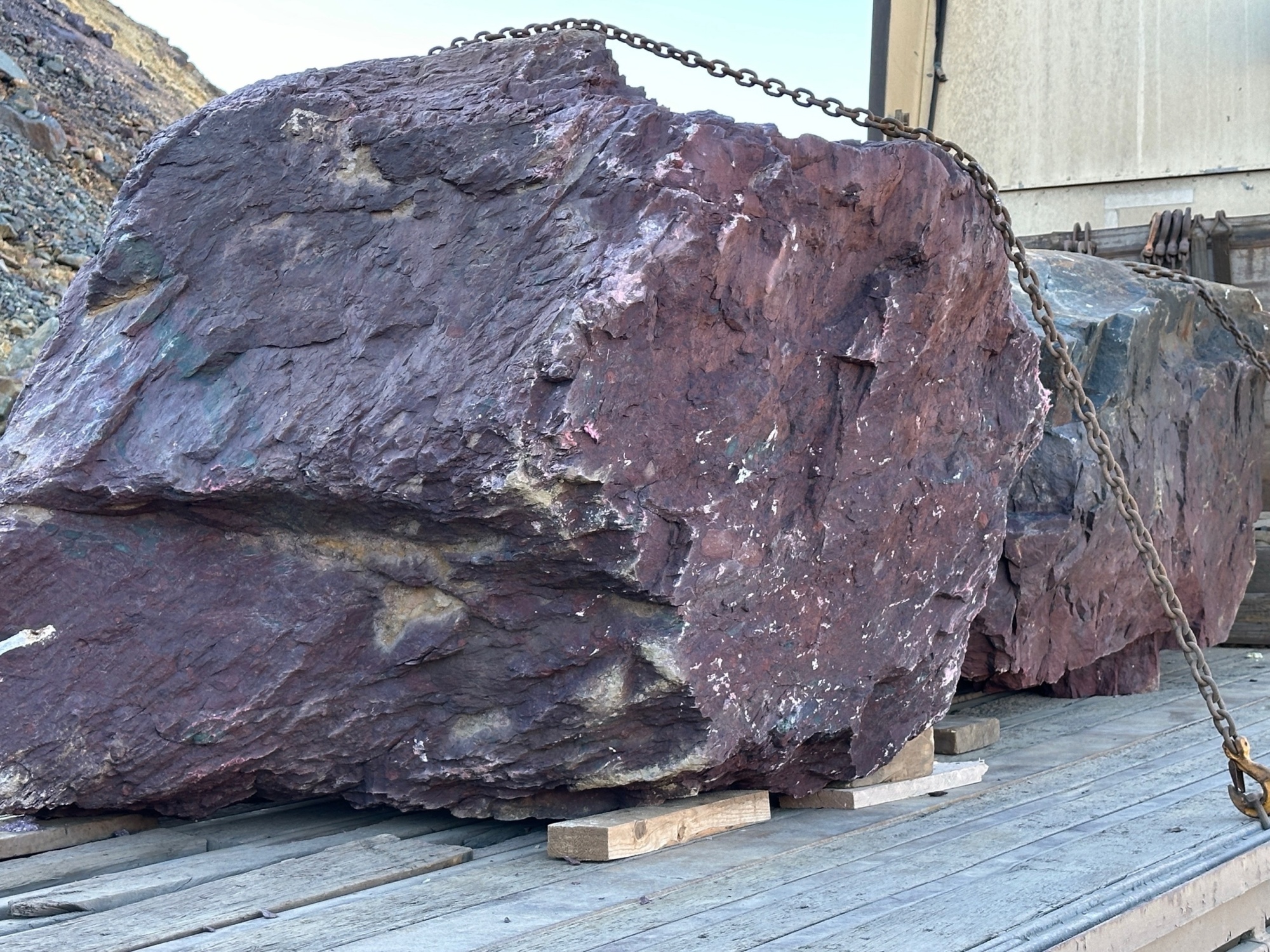 Огромные красно-фиолетовые валуны для ландшафтного дизайна весом более 5 тонн купить в Катав-Ивановске