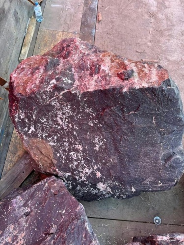 Камни для ландшафтного дизайна красно-фиолетовые 10-60 килограмм купить в Катав-Ивановске