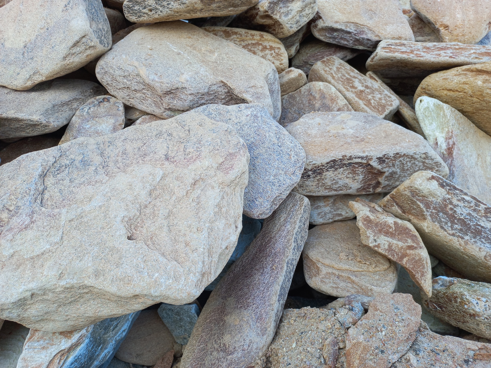 Златолит жёлтый, жёлто-зелёный глыбки и валуны для ланшафтного дизайна купить в Катав-Ивановске