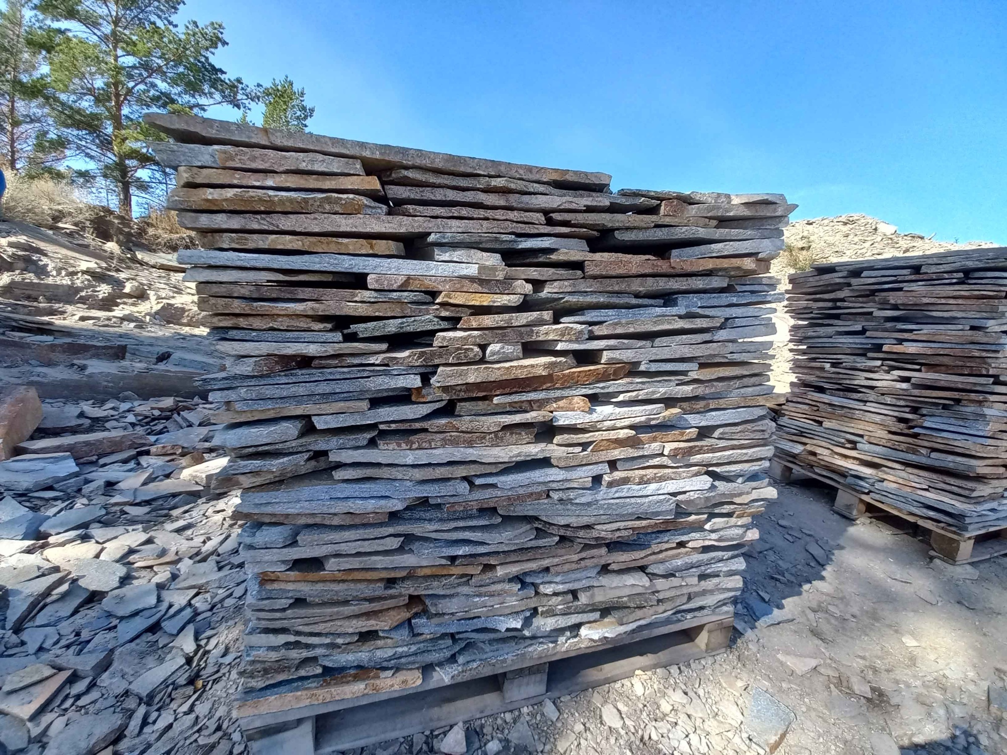 Плитняк златолит серебристый для фасада купить в Катав-Ивановске