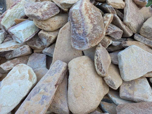 Златолит жёлтый, жёлто-зелёный глыбки и валуны для ланшафтного дизайна купить в Катав-Ивановске