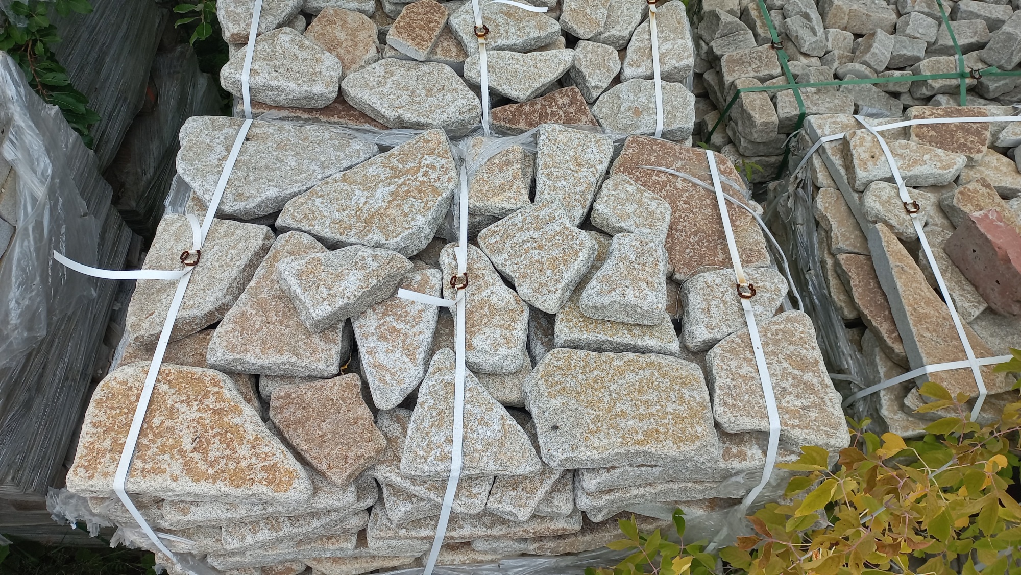 Плитняк галтованный гранитный для ландшафтного дизайна купить в Катав-Ивановске